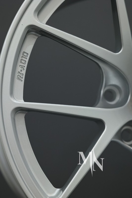 วงล้อ BBS RI D ที่ปลอมแต่งสําหรับ BMW F10 M5 สารสกัดการแข่งขัน OEM